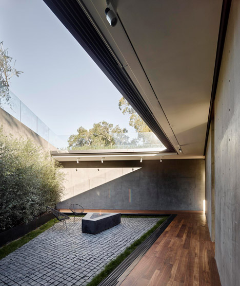 Oak Pass Main House by Walker Workshop