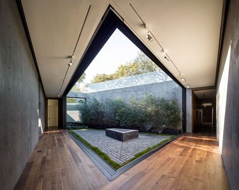 Oak Pass Main House by Walker Workshop