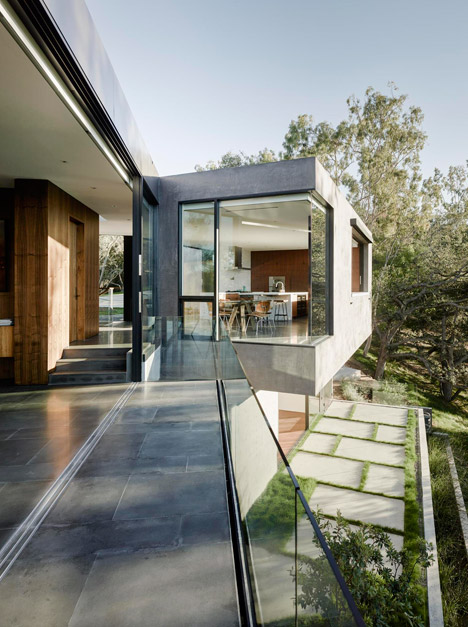 Oak Pass Main House by Walker Workshop