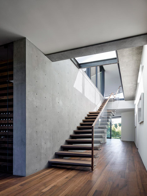 Oak Pass Main House by Walker Workshop