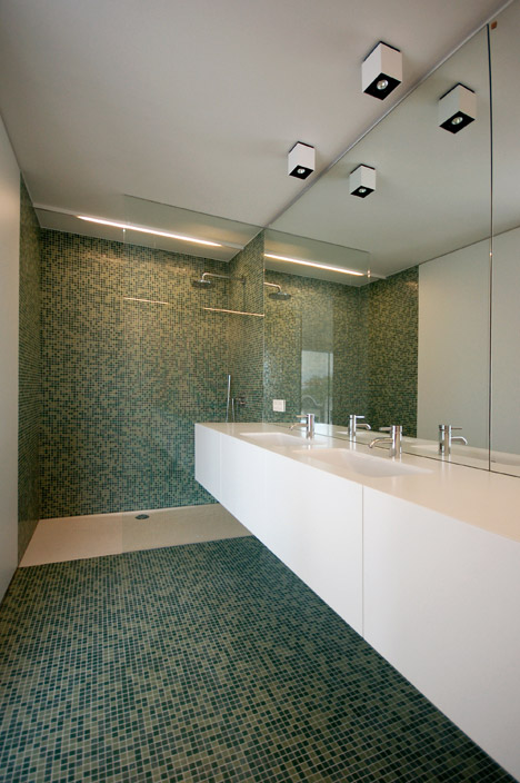 Penthouse in Antwerp by de meester vliegen architecten