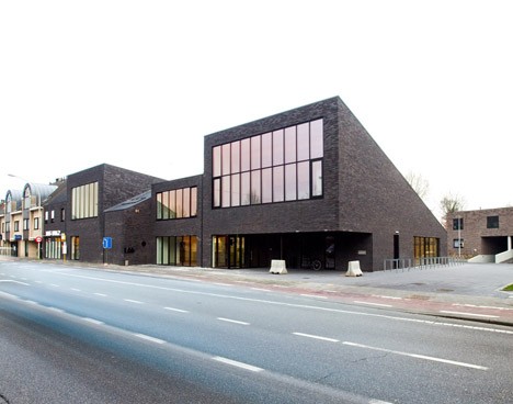 Public Library in Zoersel by OMGEVING