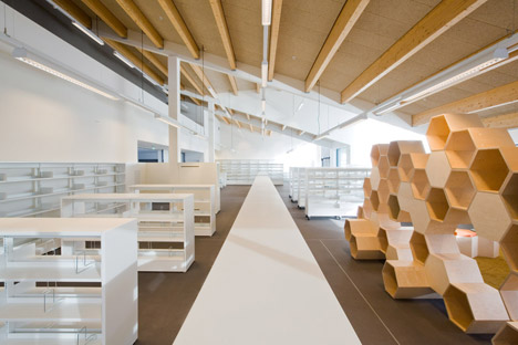 Public Library in Zoersel by OMGEVING