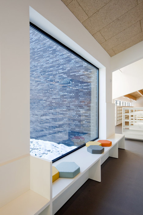 Public Library in Zoersel by OMGEVING