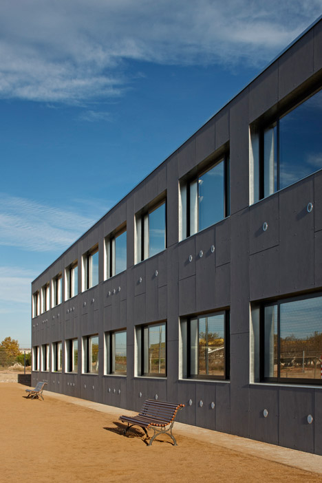 School in Vila-seca by 2260mm Architects