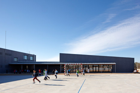 School in Vila-seca by 2260mm Architects