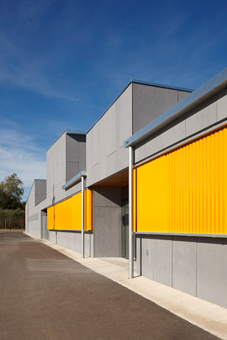 School in Vila-seca by 2260mm Architects