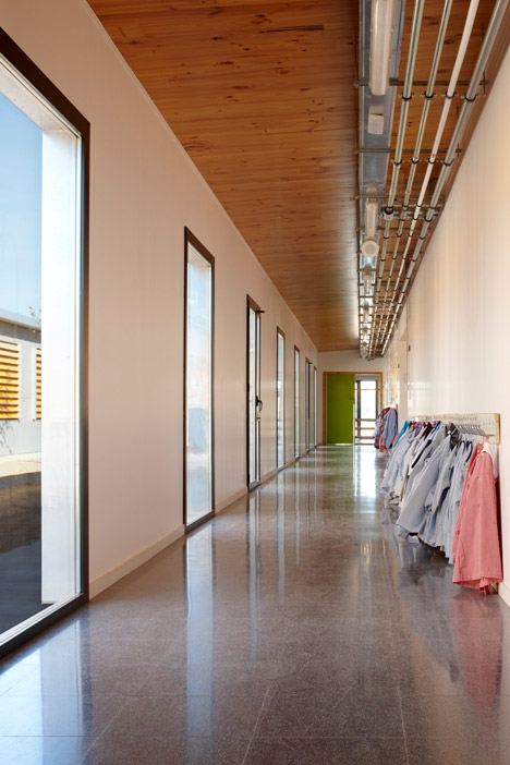 School in Vila-seca by 2260mm Architects