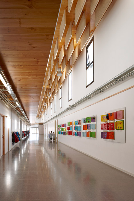 School in Vila-seca by 2260mm Architects