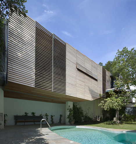 Suspended garage by Hiboux Architecture