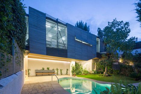 Suspended garage by Hiboux Architecture