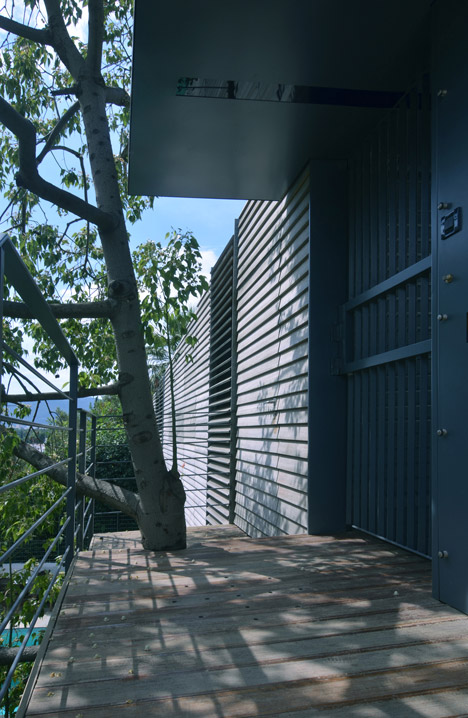 Suspended garage by Hiboux Architecture