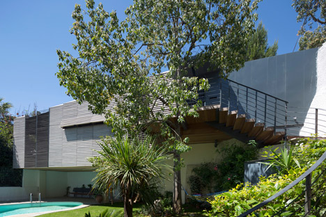 Suspended garage by Hiboux Architecture