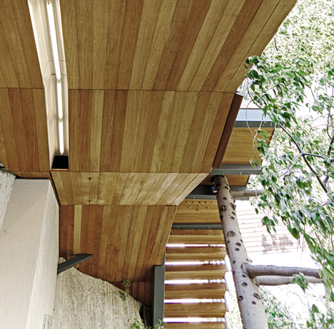 Suspended garage by Hiboux Architecture