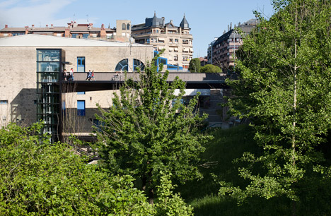 Urban Lift and Pedestrian Bridge by VAUMM