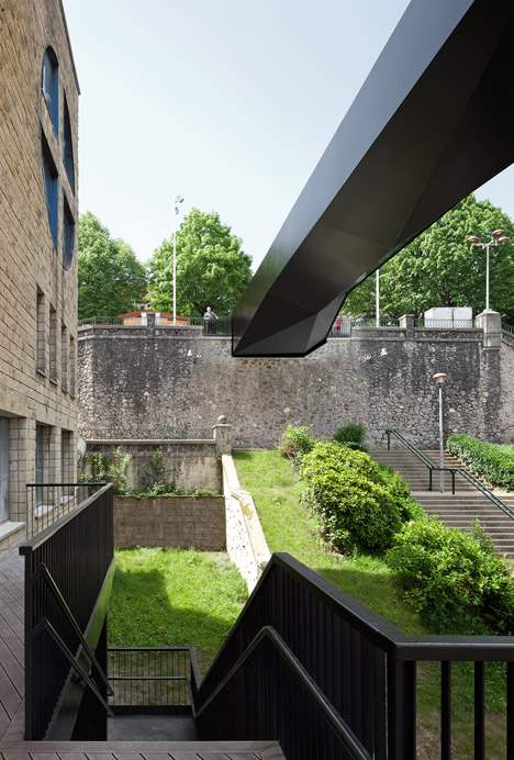 Urban Lift and Pedestrian Bridge by VAUMM