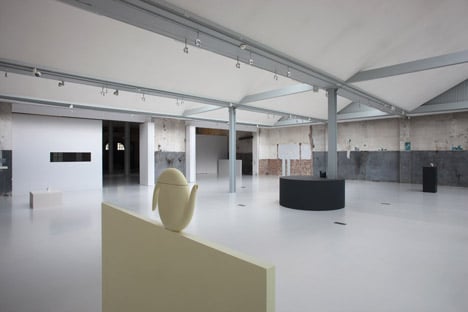 Aldo Bakker jugs on show at Looiersgracht 60