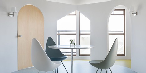 MAMM Design adds curved walls and different-shaped doorways to a Japanese apartment