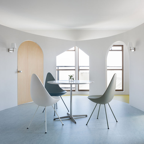 MAMM Design adds curved walls and different-shaped doorways to a Japanese apartment