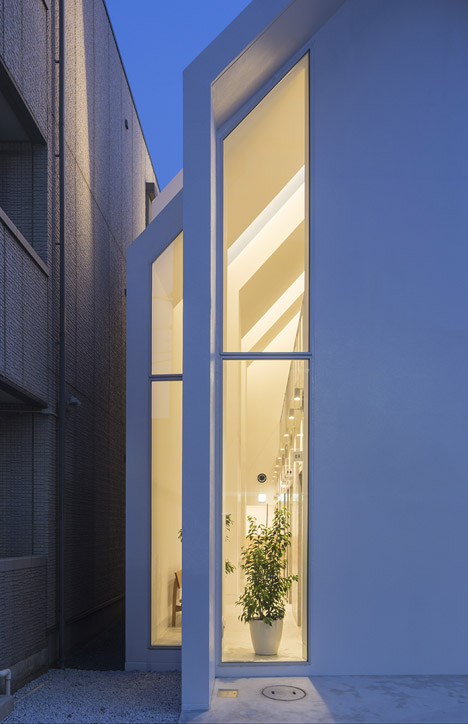 Asahicho Clinic by hkl studio