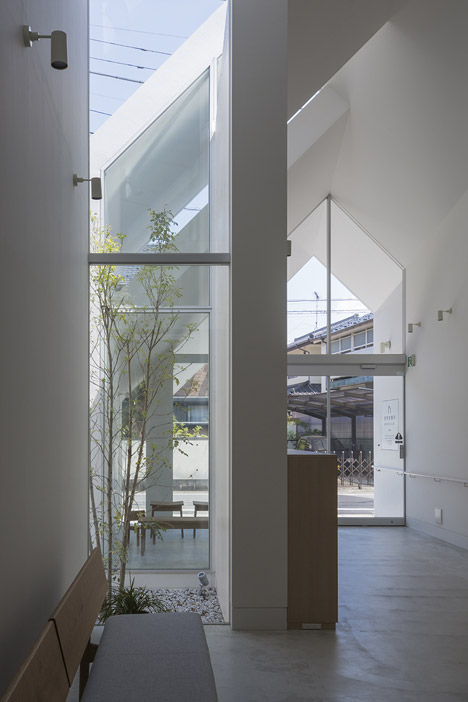 Asahicho Clinic by hkl studio