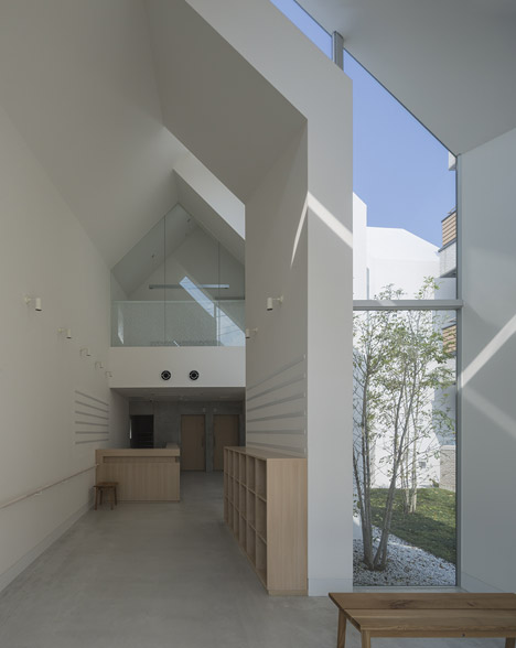 Asahicho Clinic by hkl studio