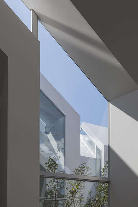 Asahicho Clinic by hkl studio