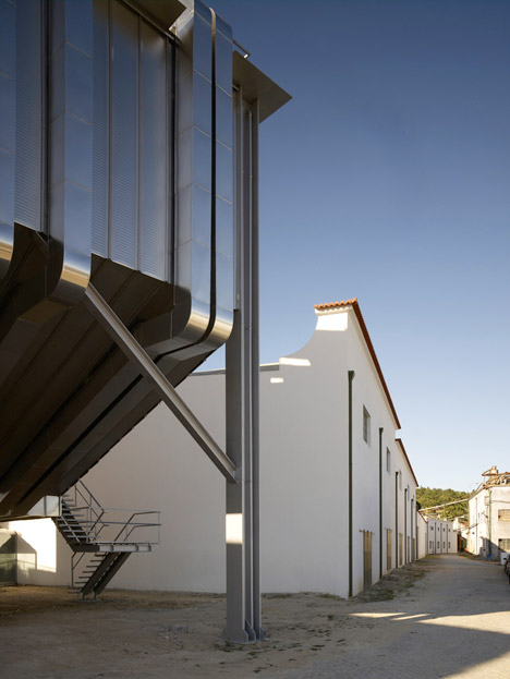 Auditório para Audiovisual by Eduardo Souto de Moura and Correia