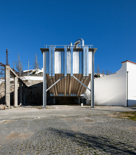 Auditório para Audiovisual by Eduardo Souto de Moura and Correia