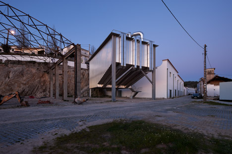 Auditório para Audiovisual by Eduardo Souto de Moura and Correia