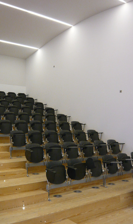 Auditório para Audiovisual by Eduardo Souto de Moura and Correia