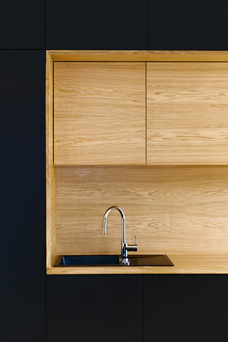 Black-Line-Apartment_Arhitektura-doo_dezeen_468_6