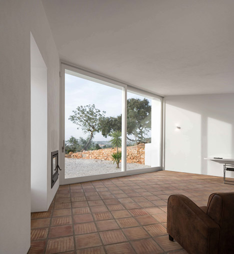Casa Vale de Margem by Ultramarino Marlene Uldschmidt Architects