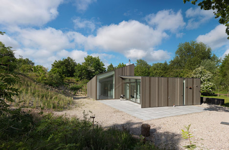 Dockboot-Holiday-Home_De-Zwarte-Hond_dezeen_468_1
