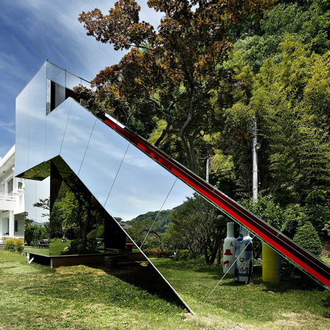 Gallery for ceramic artist Jung Gil-Young is camouflaged behind mirrored walls