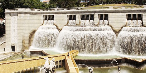 Marcelo Dantas installs temporary walkway over Lisbon’s Fonte Luminosa fountain