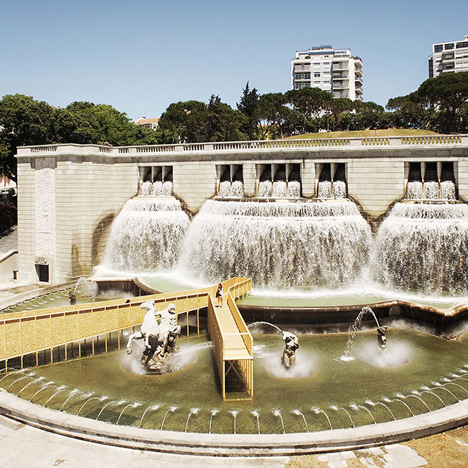 Marcelo Dantas installs temporary walkway over Lisbon’s Fonte Luminosa fountain