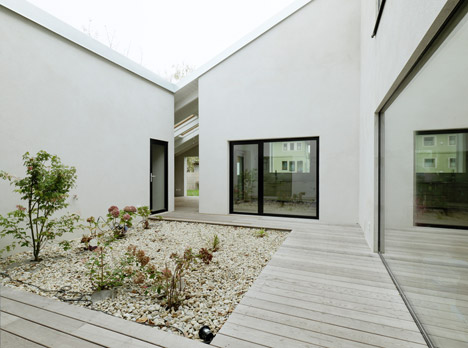 Low Budget brick house by Triendl und Fessler Architekten