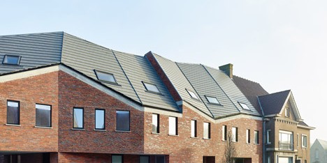 Ampe Trybou Architecten completes a row of houses with a crinkled roof