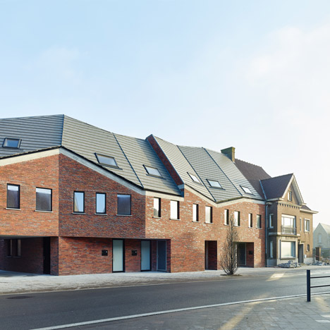 Ampe Trybou Architecten completes a row of houses with a crinkled roof