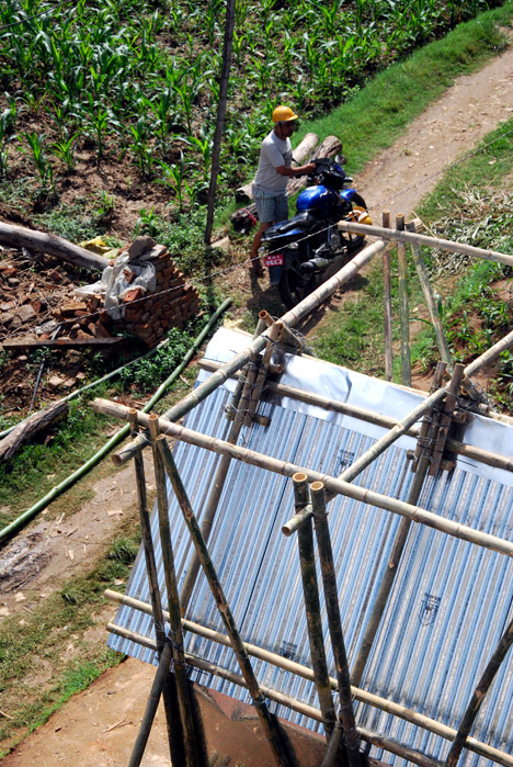 Temporary shelter for Nepal earthquake victims by Charles Lai and Takehiko Suzuki