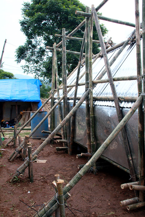 Temporary shelter for Nepal earthquake victims by Charles Lai and Takehiko Suzuki