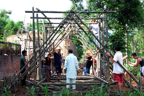 Temporary shelter for Nepal earthquake victims by Charles Lai and Takehiko Suzuki