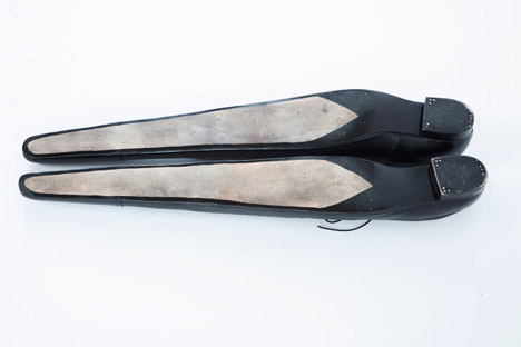 The-Excessively-Long-Shoes_Paulina-Lenoir_dezeen_468_1