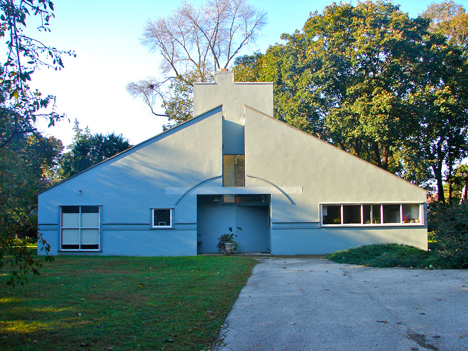 Vanna Venturi House by Robert Venturi and Denise Scott Brown_dezeen_468