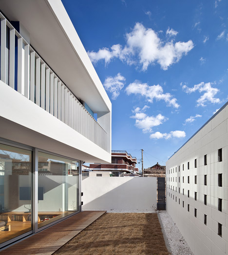bb-172M2-compact-House-Seondong-dong-House-by-JMY_dezeen_468_10