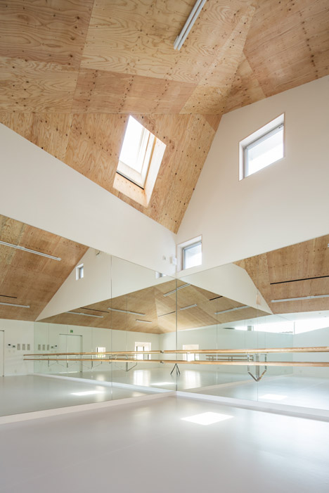 Ballet School by Y+M Design Office