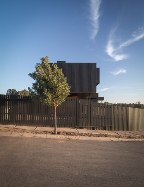 GB House by emA Arquitectos
