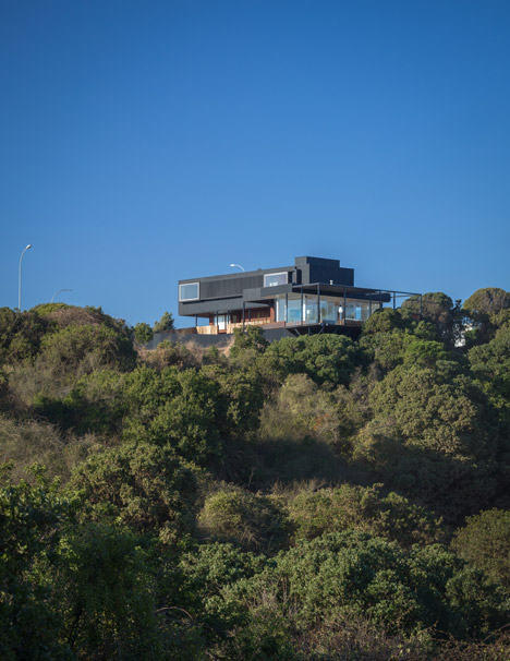 GB House by emA Arquitectos