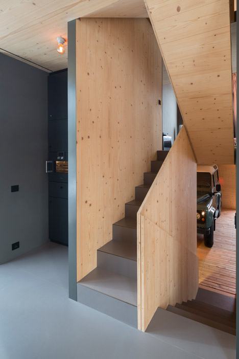 Holzhaus-am-Auerbach-by-Holiday-Architecture-winter_dezeen_468_0